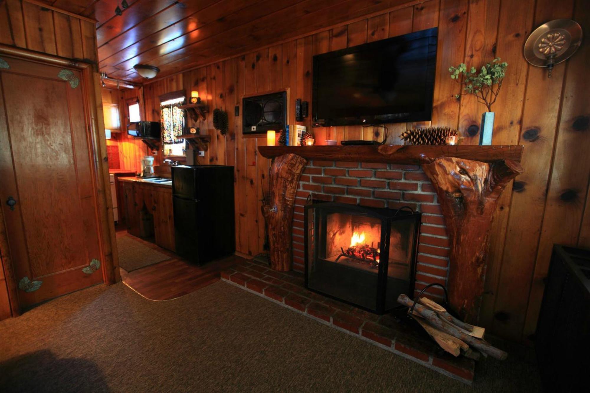 Sleepy Hollow Cabins And Hotel Crestline Eksteriør bilde