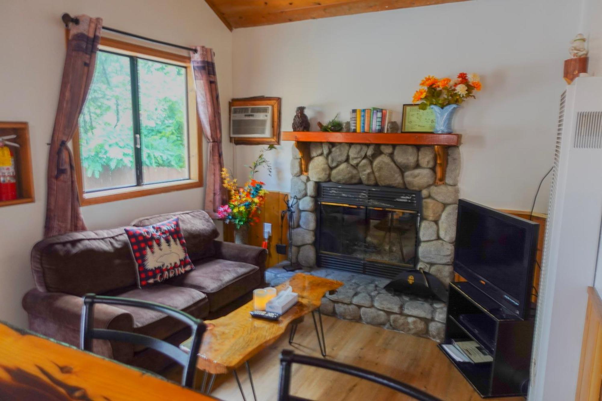 Sleepy Hollow Cabins And Hotel Crestline Eksteriør bilde