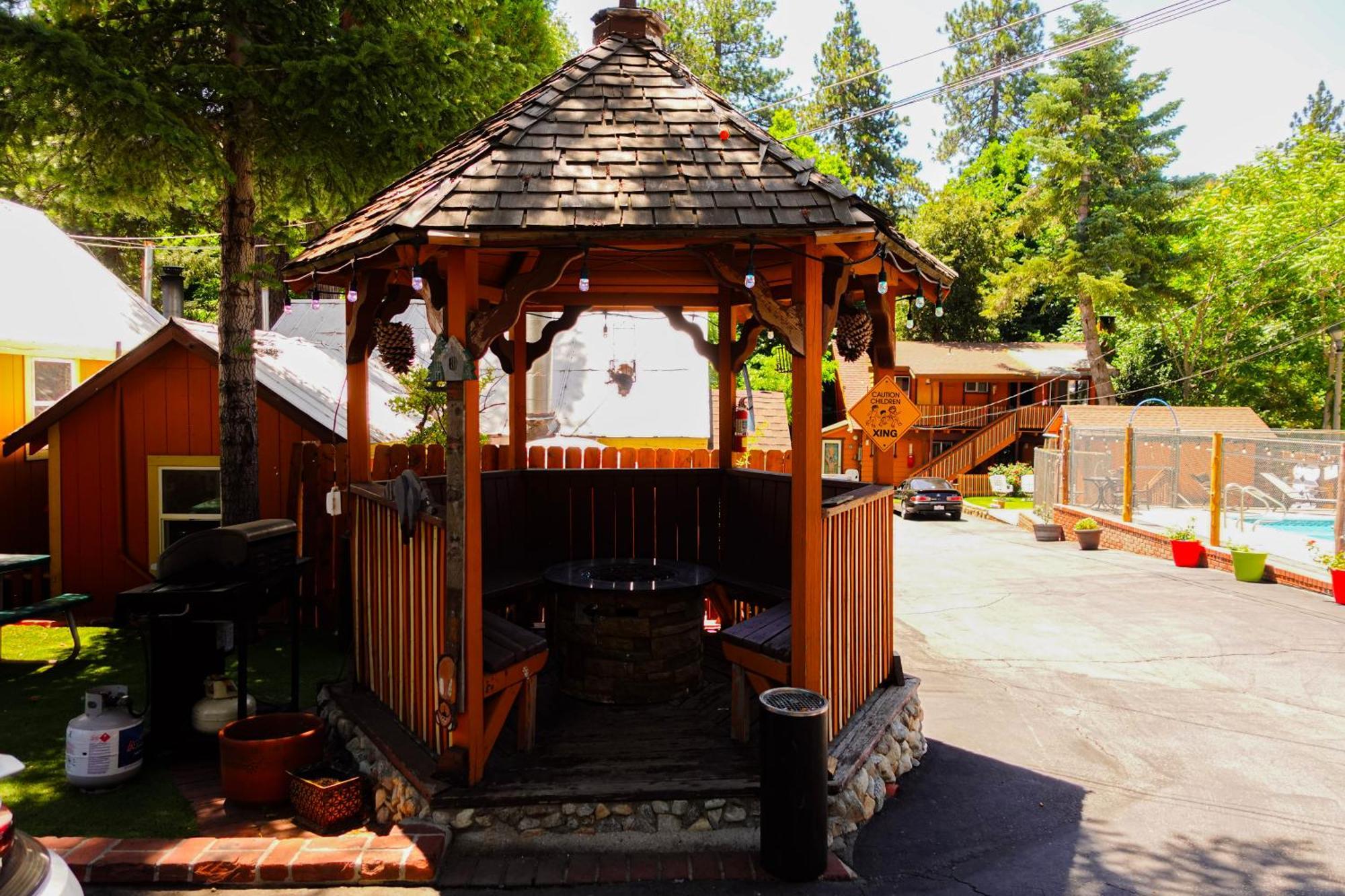 Sleepy Hollow Cabins And Hotel Crestline Eksteriør bilde